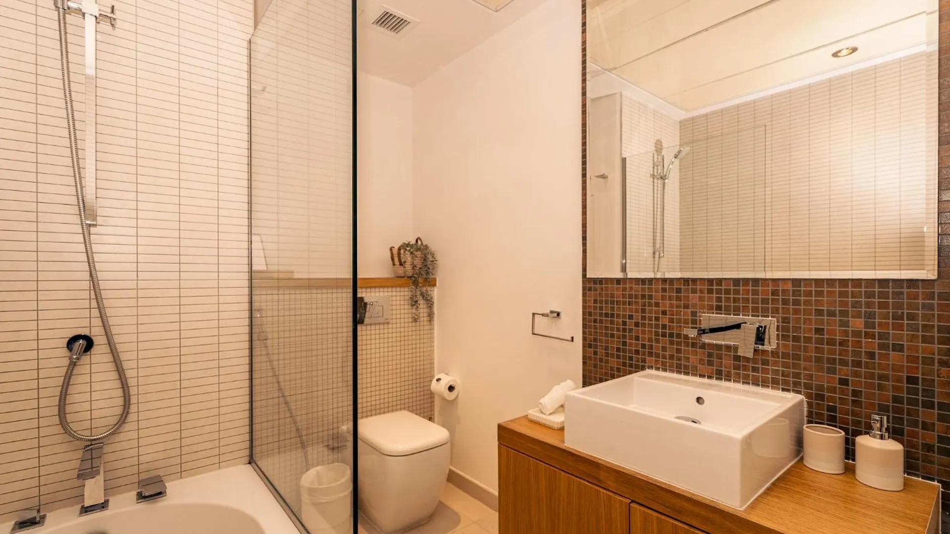 Voyage Two Bedroom Haven In Raha 아부다비 0*,